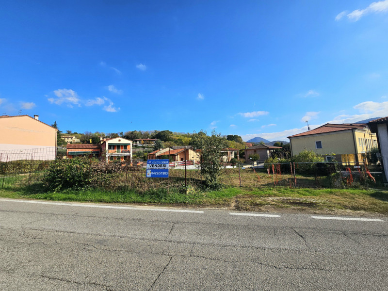 Proponiamo in vendita a Lozzo Atestino, in un bel quartiere residenziale con vista aperta verso i...