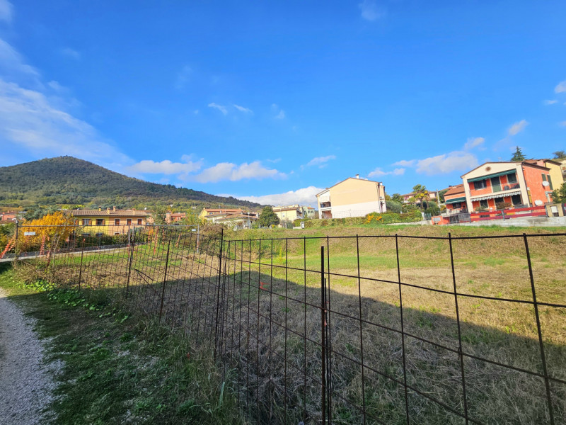 Proponiamo in vendita a Lozzo Atestino, in un bel quartiere residenziale con vista aperta verso i...