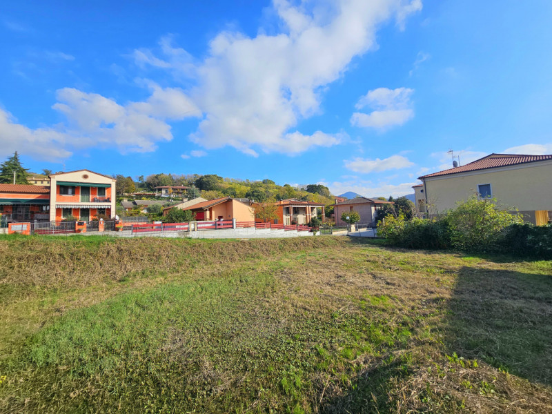 Proponiamo in vendita a Lozzo Atestino, in un bel quartiere residenziale con vista aperta verso i...