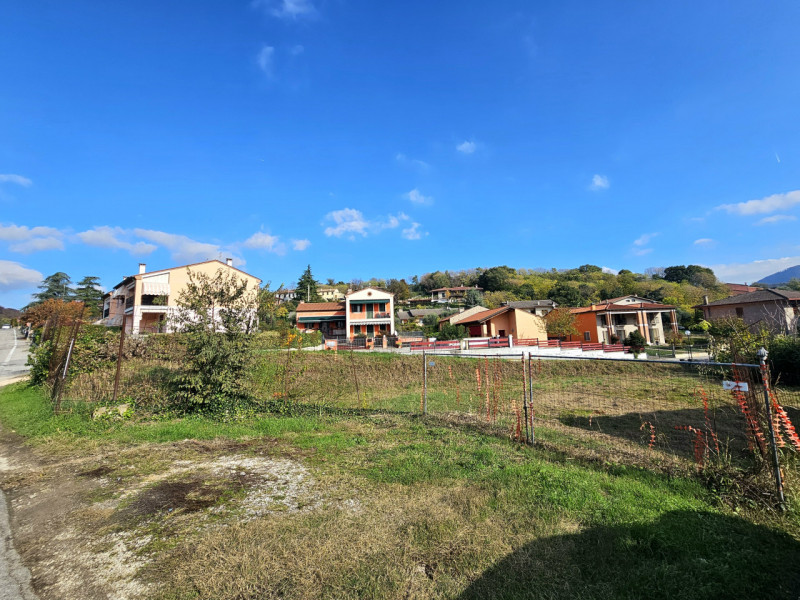 Proponiamo in vendita a Lozzo Atestino, in un bel quartiere residenziale con vista aperta verso i...