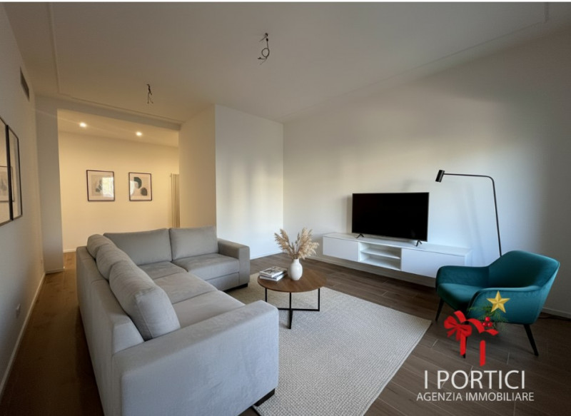 In pieno centro a Mogliano Veneto, nella servitissima Piazza Pio X, proponiamo in vendita apparta...