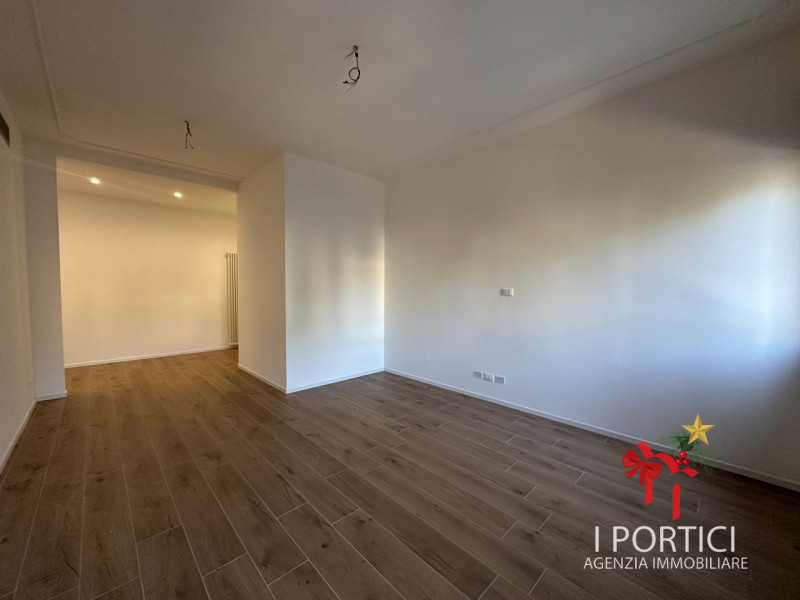 In pieno centro a Mogliano Veneto, nella servitissima Piazza Pio X, proponiamo in vendita apparta...