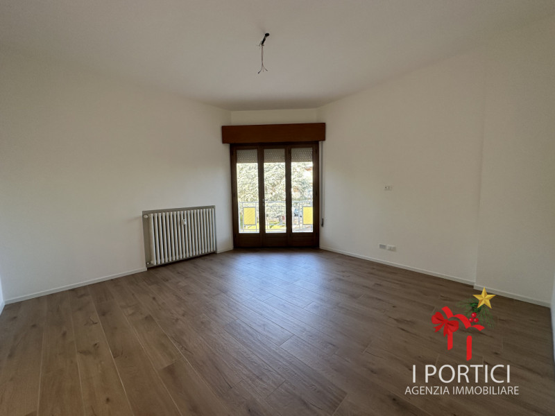 In pieno centro a Mogliano Veneto, nella servitissima Piazza Pio X, proponiamo in vendita apparta...