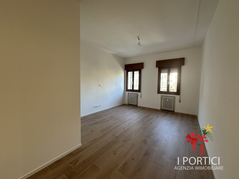 In pieno centro a Mogliano Veneto, nella servitissima Piazza Pio X, proponiamo in vendita apparta...