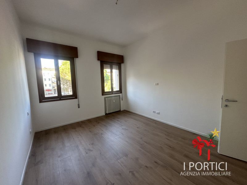 In pieno centro a Mogliano Veneto, nella servitissima Piazza Pio X, proponiamo in vendita apparta...