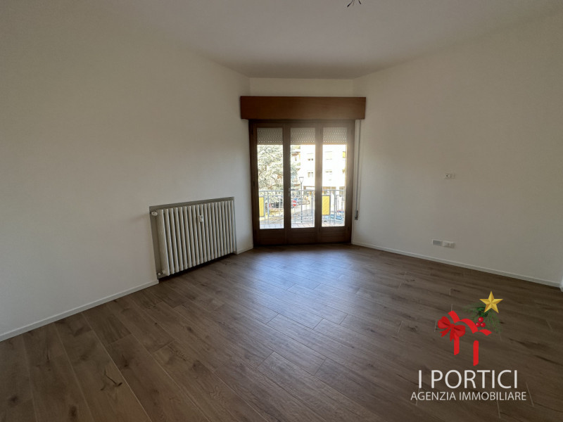 In pieno centro a Mogliano Veneto, nella servitissima Piazza Pio X, proponiamo in vendita apparta...