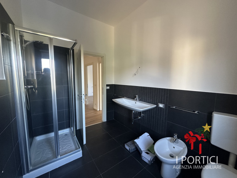 In pieno centro a Mogliano Veneto, nella servitissima Piazza Pio X, proponiamo in vendita apparta...