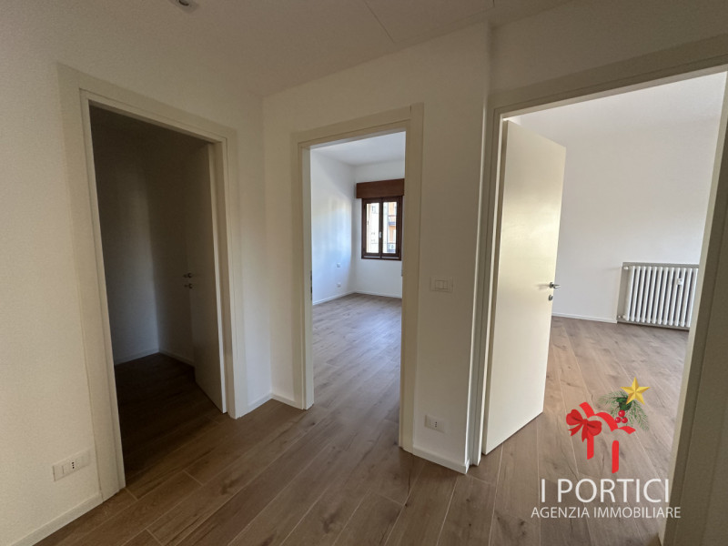 In pieno centro a Mogliano Veneto, nella servitissima Piazza Pio X, proponiamo in vendita apparta...