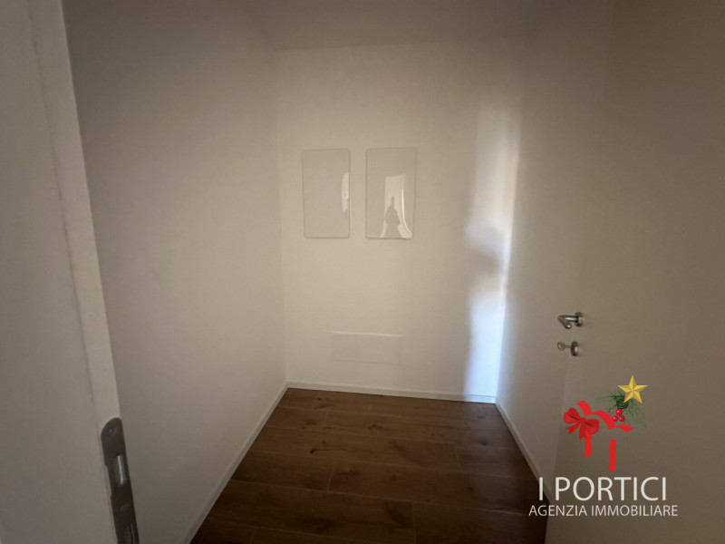 In pieno centro a Mogliano Veneto, nella servitissima Piazza Pio X, proponiamo in vendita apparta...