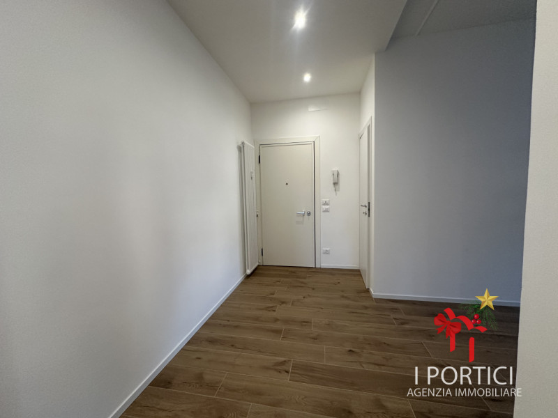 In pieno centro a Mogliano Veneto, nella servitissima Piazza Pio X, proponiamo in vendita apparta...