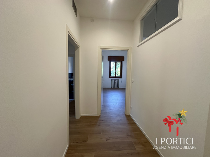 In pieno centro a Mogliano Veneto, nella servitissima Piazza Pio X, proponiamo in vendita apparta...