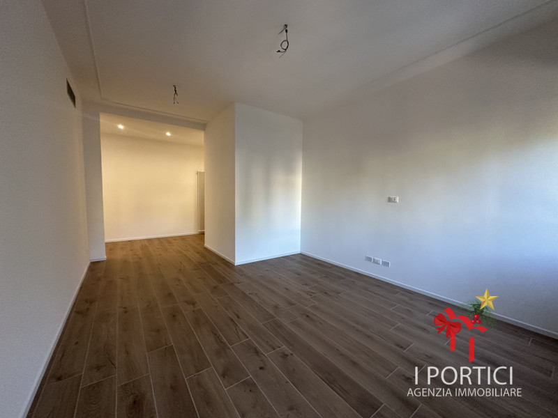 In pieno centro a Mogliano Veneto, nella servitissima Piazza Pio X, proponiamo in vendita apparta...