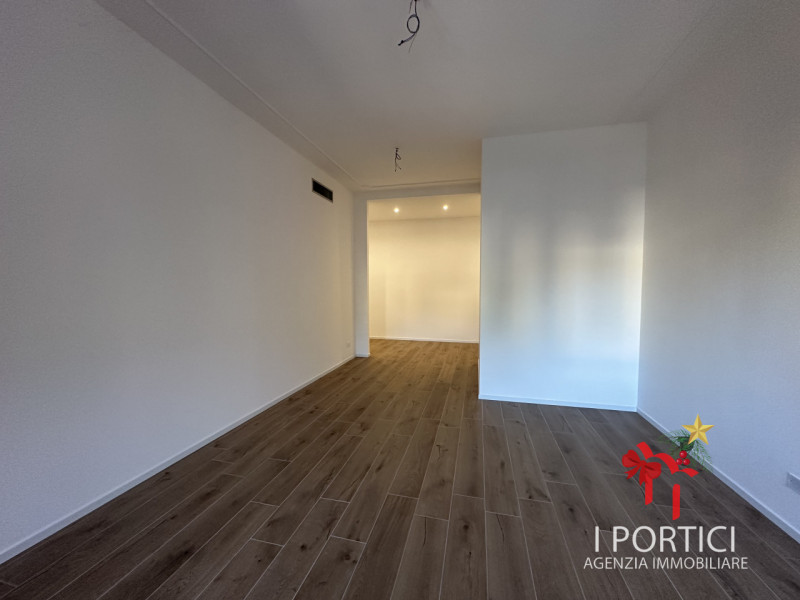 In pieno centro a Mogliano Veneto, nella servitissima Piazza Pio X, proponiamo in vendita apparta...