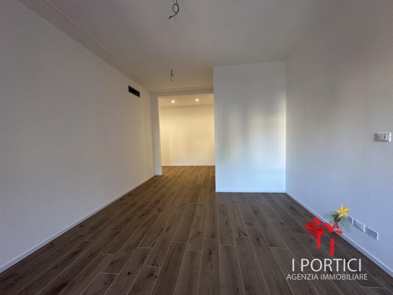 In pieno centro a Mogliano Veneto, nella servitissima Piazza Pio X, proponiamo in vendita apparta...