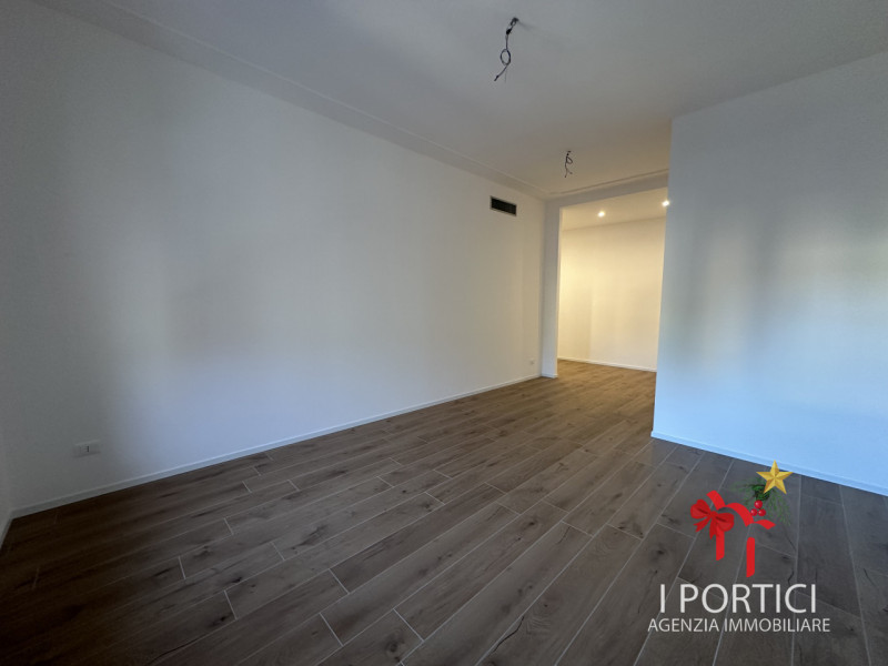 In pieno centro a Mogliano Veneto, nella servitissima Piazza Pio X, proponiamo in vendita apparta...