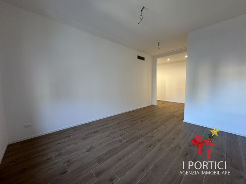 In pieno centro a Mogliano Veneto, nella servitissima Piazza Pio X, proponiamo in vendita apparta...