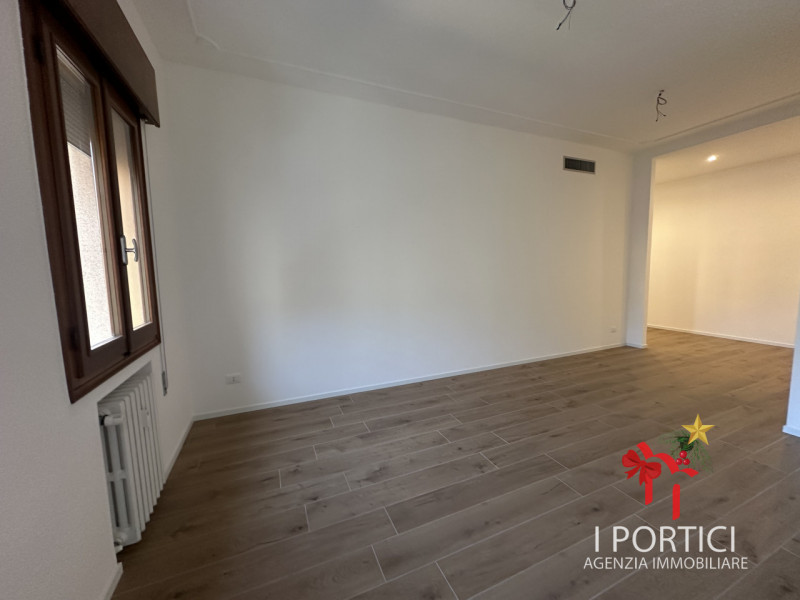 In pieno centro a Mogliano Veneto, nella servitissima Piazza Pio X, proponiamo in vendita apparta...