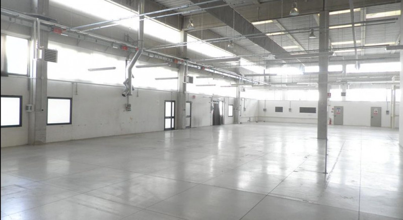 LIMENA in zona INDUSTRIALE in LOCAZIONE  spazioso CAPANNONE di oltre 1.900 mq, con un'altezza int...