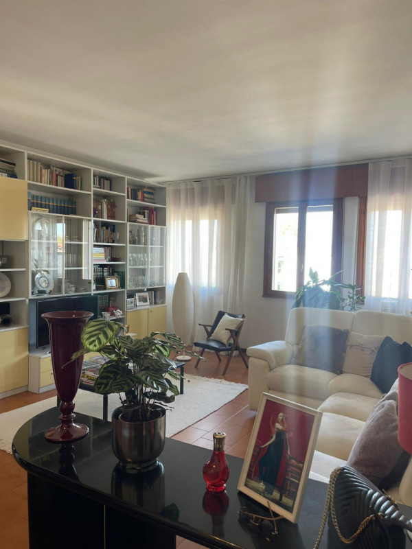 Agenzia immobiliare “VENETO CASE “propone un trilocale in affitto semiarredato in quartiere resid...