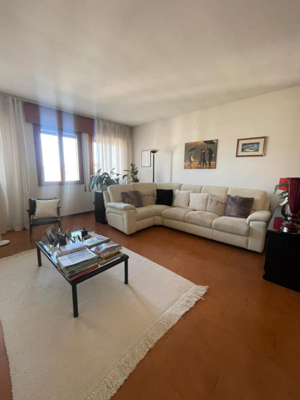 Agenzia immobiliare “VENETO CASE “propone un trilocale in affitto semiarredato in quartiere resid...