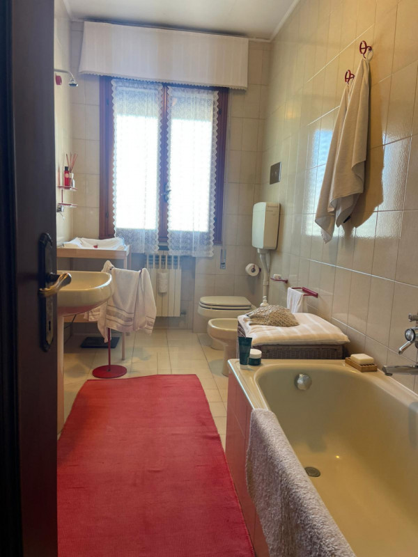 Agenzia immobiliare “VENETO CASE “propone un trilocale in affitto semiarredato in quartiere resid...