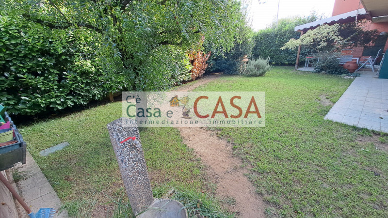 SELVAZZANO: A due passi dai servizi, l'agenzia C'è Casa e CASA vi invita a prendere visione di un...