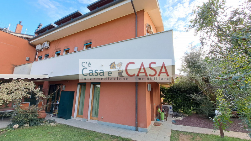 SELVAZZANO: A due passi dai servizi, l'agenzia C'è Casa e CASA vi invita a prendere visione di un...