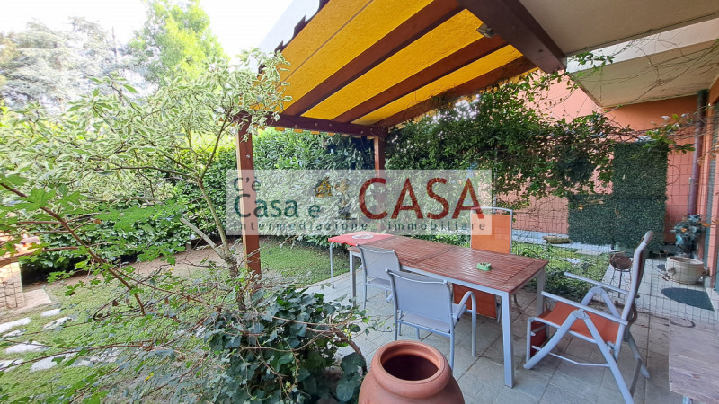 SELVAZZANO: A due passi dai servizi, l'agenzia C'è Casa e CASA vi invita a prendere visione di un...