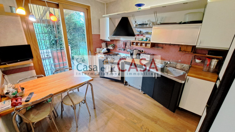 SELVAZZANO: A due passi dai servizi, l'agenzia C'è Casa e CASA vi invita a prendere visione di un...