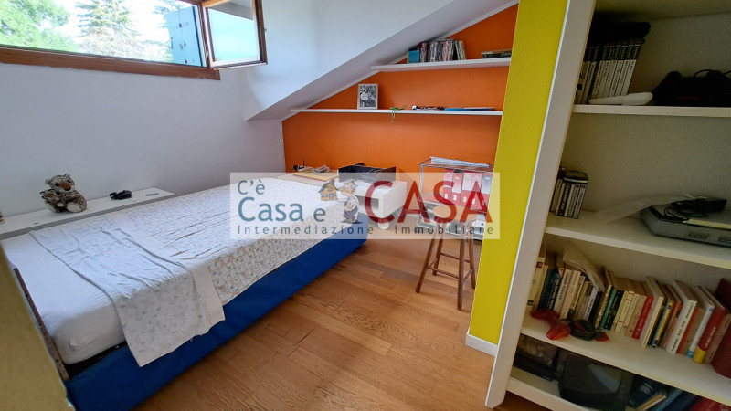 SELVAZZANO: A due passi dai servizi, l'agenzia C'è Casa e CASA vi invita a prendere visione di un...