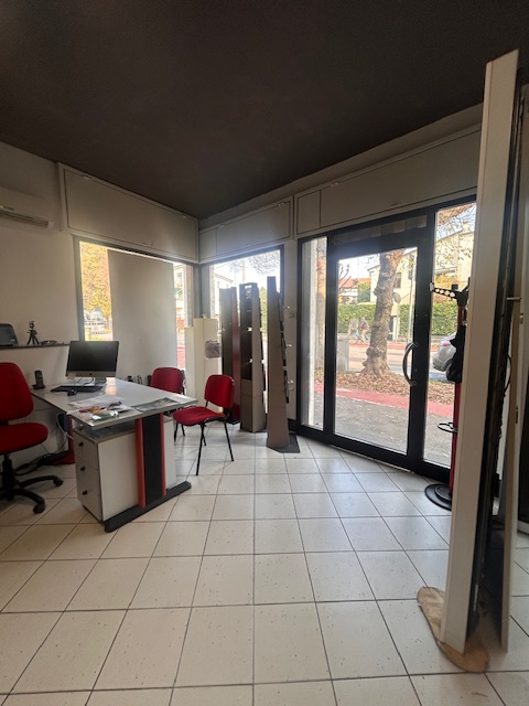 **Negozio in Vendita - Un'Occasione da Non Perdere!**
Scopri questa straordinaria opportunità di ...