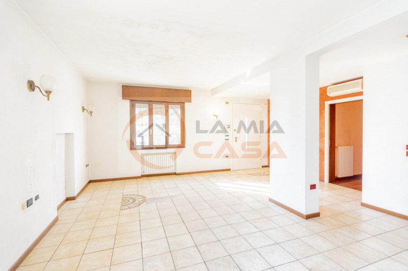 Piove di Sacco - casa singola a soli 500 metri dal Duomo, posta in quartiere residenziale, lungo ...