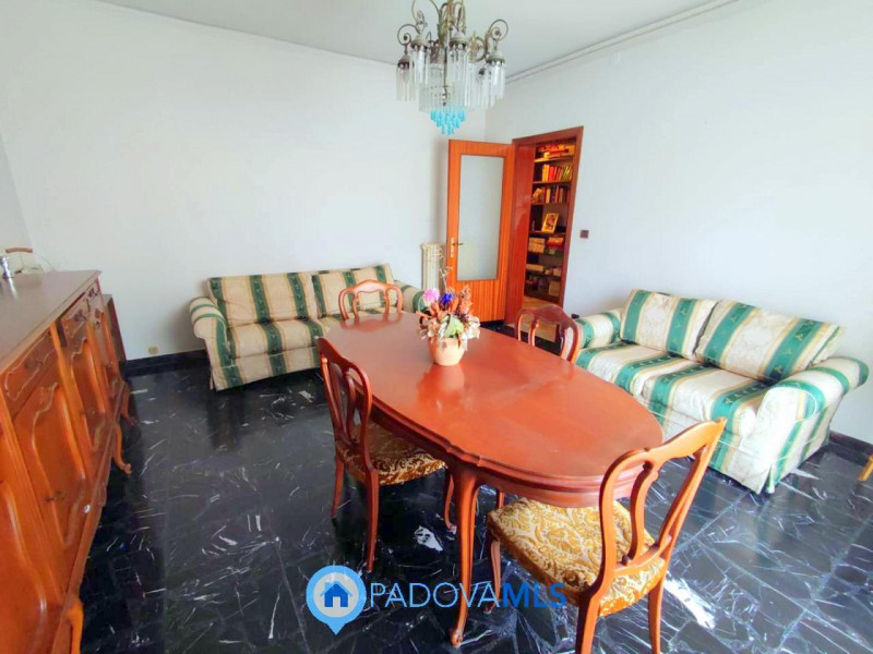 Immobile in esclusiva al Gruppo Padova MLS

Proponiamo in vendita un immobile residenziale di cir...