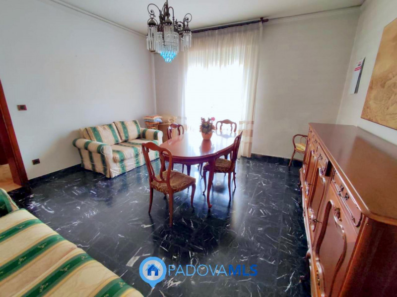 Immobile in esclusiva al Gruppo Padova MLS

Proponiamo in vendita un immobile residenziale di cir...