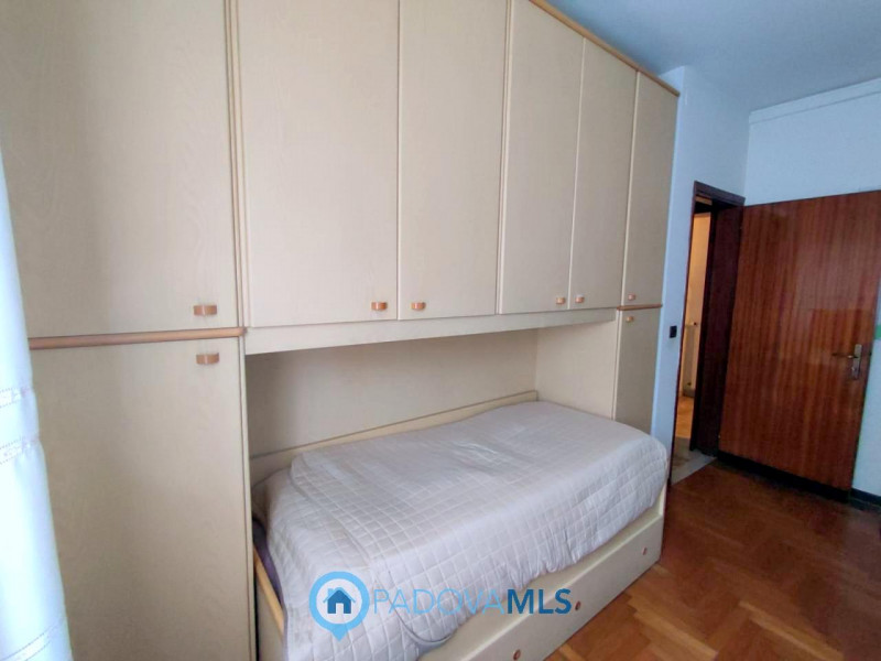 Immobile in esclusiva al Gruppo Padova MLS

Proponiamo in vendita un immobile residenziale di cir...