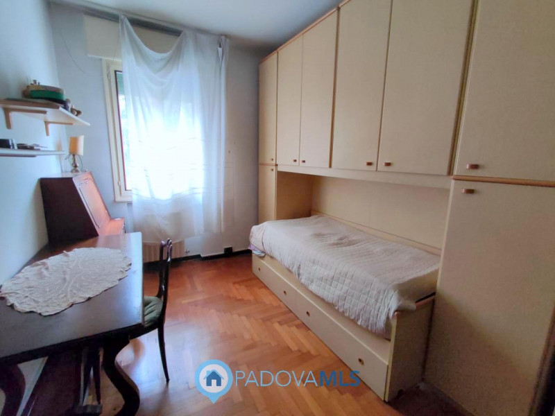 Immobile in esclusiva al Gruppo Padova MLS

Proponiamo in vendita un immobile residenziale di cir...