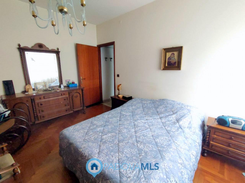 Immobile in esclusiva al Gruppo Padova MLS

Proponiamo in vendita un immobile residenziale di cir...