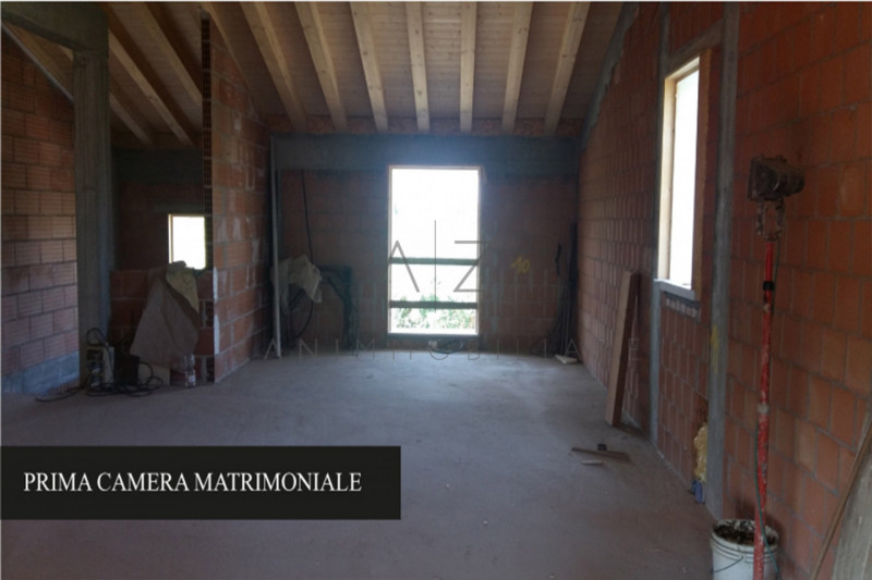 Proponiamo in vendita una splendida porzione di bifamiliare situata nella tranquilla e verdeggian...