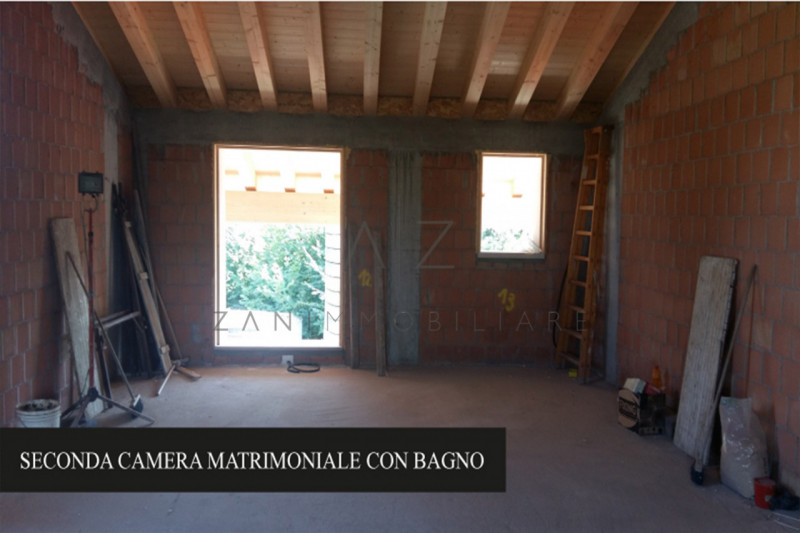 Proponiamo in vendita una splendida porzione di bifamiliare situata nella tranquilla e verdeggian...