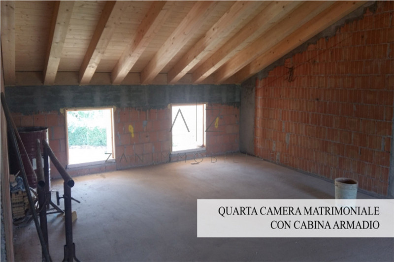 Proponiamo in vendita una splendida porzione di bifamiliare situata nella tranquilla e verdeggian...