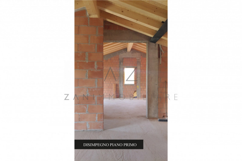 Proponiamo in vendita una splendida porzione di bifamiliare situata nella tranquilla e verdeggian...