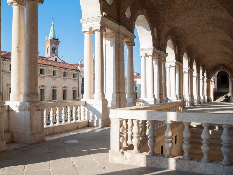 Nel cuore del centro storico, proponiamo una prestigiosa palazzina completamente ristrutturata co...