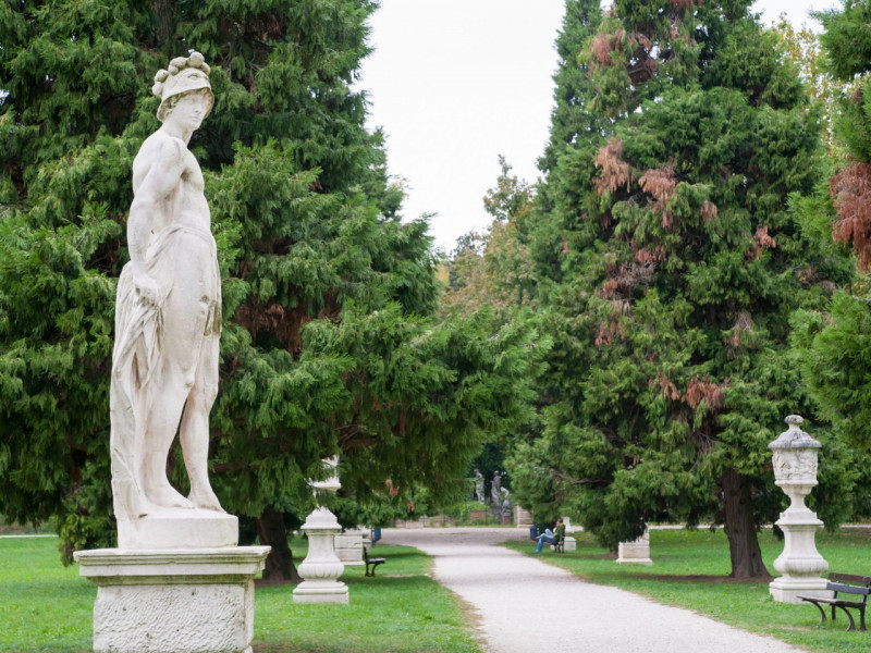 Nel cuore del centro storico, proponiamo una prestigiosa palazzina completamente ristrutturata co...