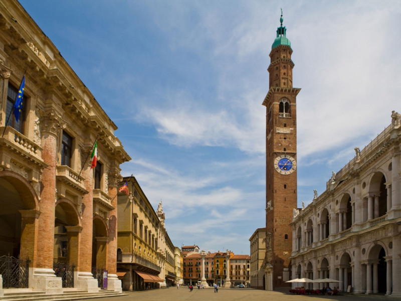 Nel cuore del centro storico, proponiamo una prestigiosa palazzina completamente ristrutturata co...