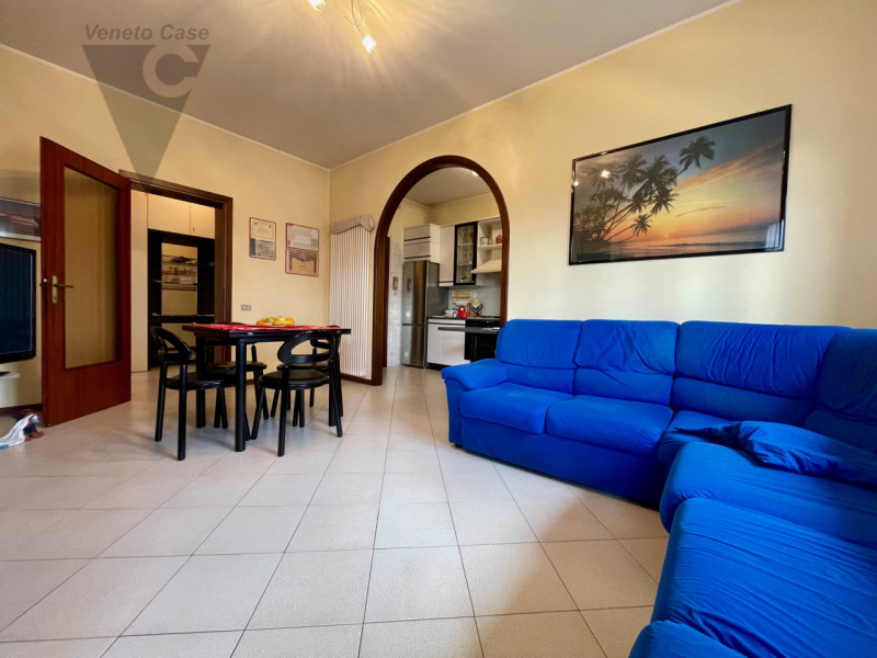 Zona centralissima, quartiere residenziale con massima comodità ai servizi. Immobile sviluppato i...