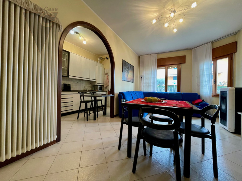 Zona centralissima, quartiere residenziale con massima comodità ai servizi. Immobile sviluppato i...