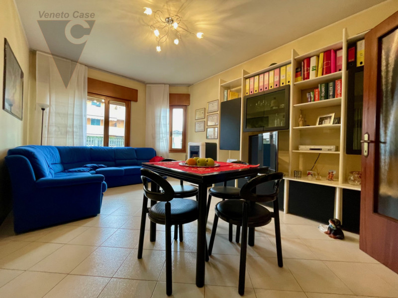 Zona centralissima, quartiere residenziale con massima comodità ai servizi. Immobile sviluppato i...