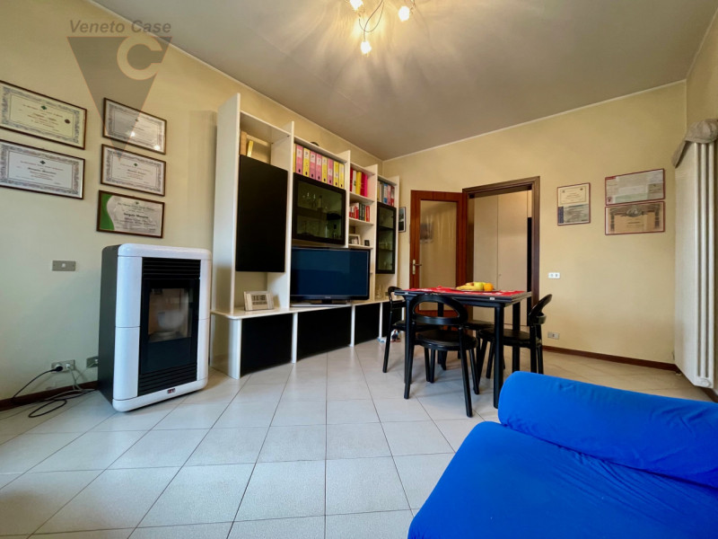 Zona centralissima, quartiere residenziale con massima comodità ai servizi. Immobile sviluppato i...