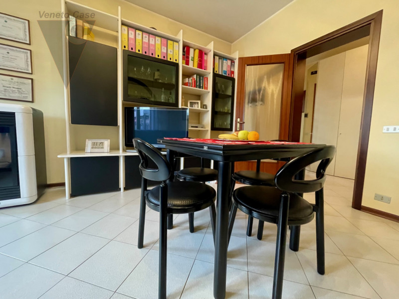 Zona centralissima, quartiere residenziale con massima comodità ai servizi. Immobile sviluppato i...