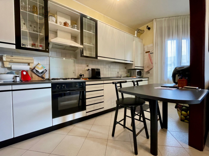 Zona centralissima, quartiere residenziale con massima comodità ai servizi. Immobile sviluppato i...